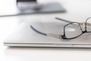 szemüveg laptop